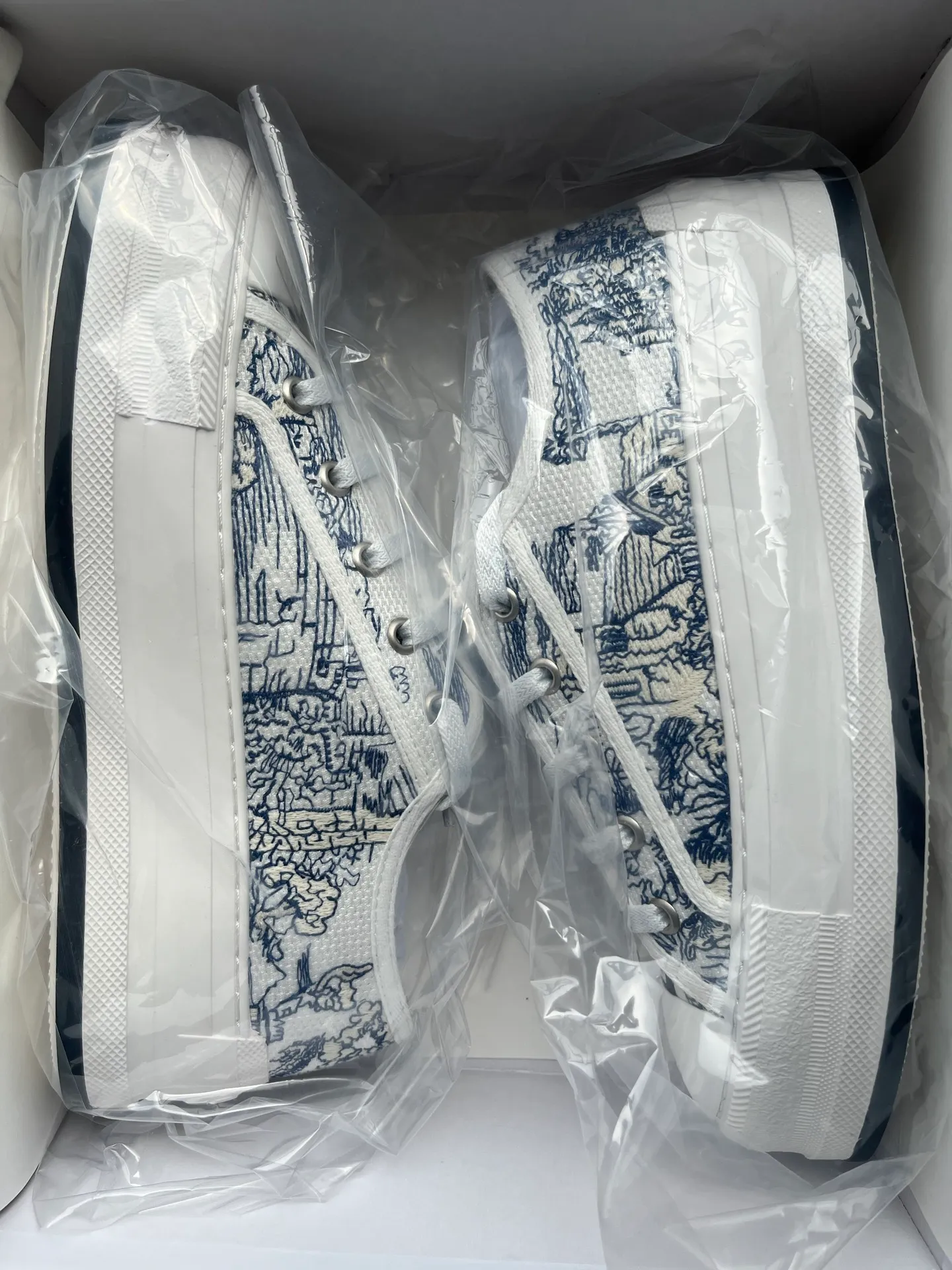 👟👟Ex-factory price 520👟👟 Walk‘n’Dior embroidered mid-top casual shoes are new in 2025. On the fashion stage, Dior embroidered shoes are the well-deserved protagonist. Delicate stitching is used on the upper, every stitch is devoted to the craftsman's efforts, and every thread is woven with artistic poetry. From complex floral patterns to smart geometric textures, embroidery is like the magic that gives shoes life, allowing them to show dynamic beauty even in static conditions.   Wearing Dior embroidered shoes feels like stepping into a dream world full of art. It is not only a pair of shoes, but also a walking piece of art that perfectly integrates fashion and culture. Whether you are strolling on the bustling city streets or attending important social occasions, Dior embroidered shoes can add unique charm to your style and become the focus of everyone's attention.   Choosing Dior embroidered shoes means choosing a persistent pursuit of quality and a unique understanding of fashion. Let it accompany you through every wonderful moment and leave your own fashion mark.  Material: Sheepskin lining, feet, silk cowhide, size 35-41, heel height 5cm